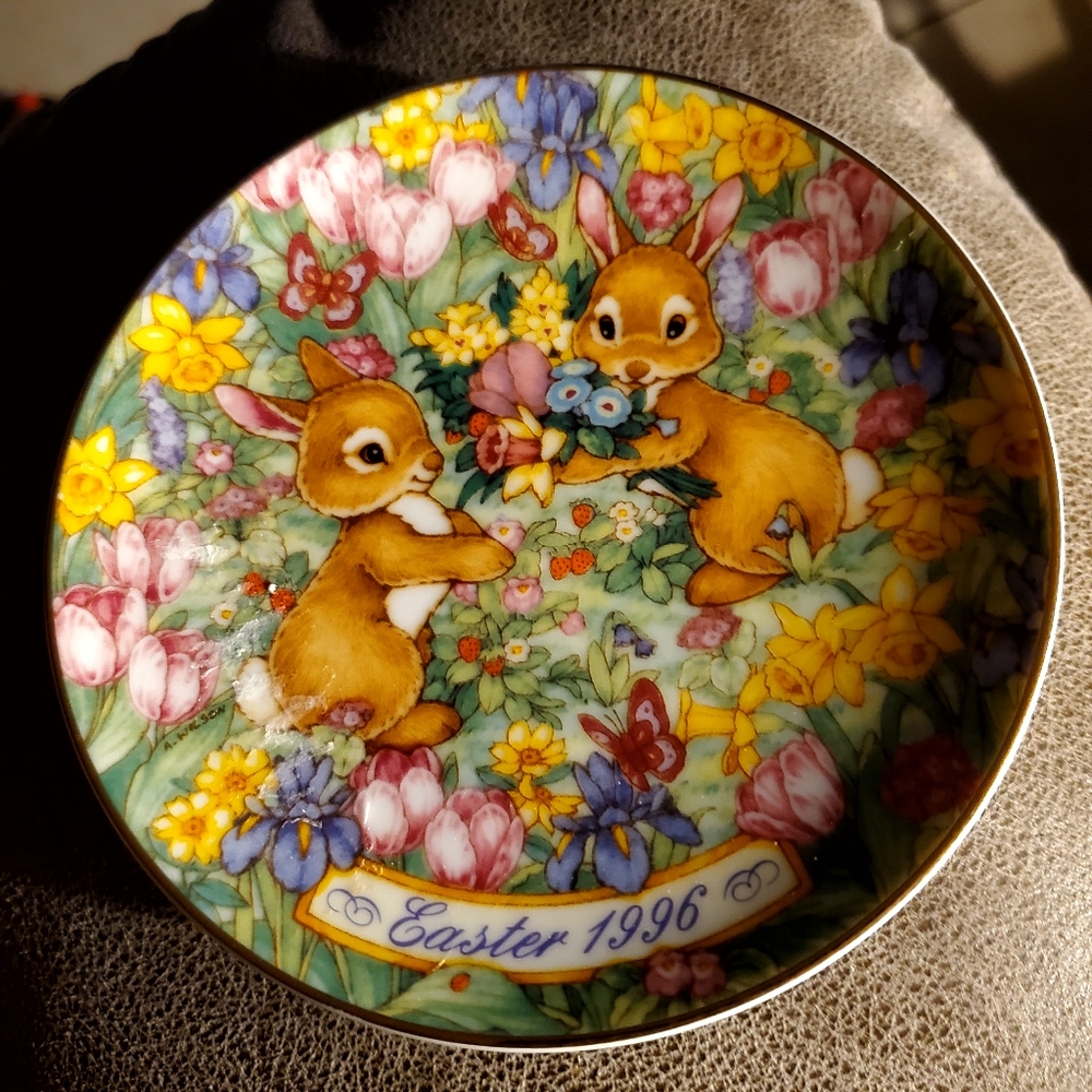 AVON VINTAGE EASTER Plate Porcelain 22K Trim Easter Boutique 1996 NIB